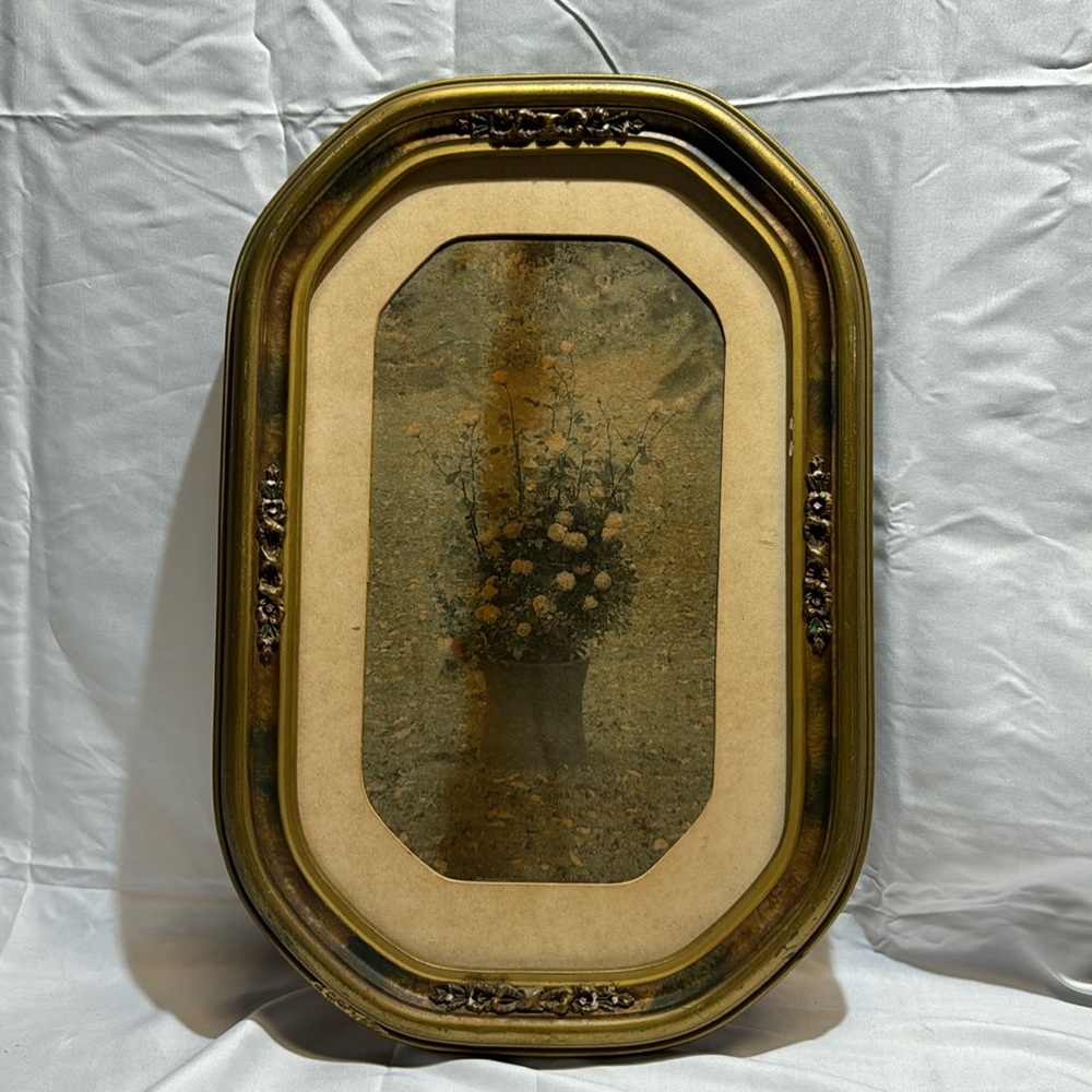 Antiquarian pictures: flowers in the vase.